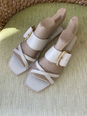 Dolce Vita Lowyn Ivory Leather Buckle Slide Sandals. New no Box Gorgeous Sandals